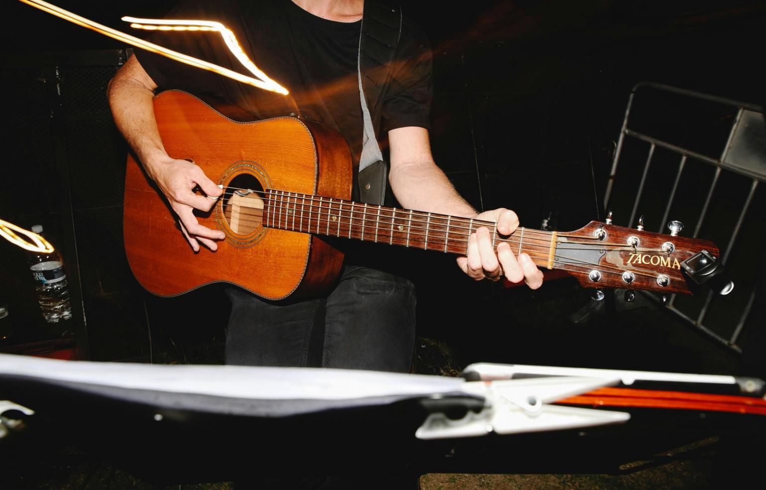 Estudiante explorando teoría musical en ambiente creativo